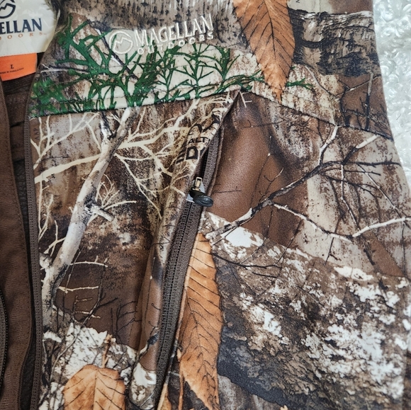 Magellan Outdoors Brown and Green Camouflage Vest - Picture 11 of 14